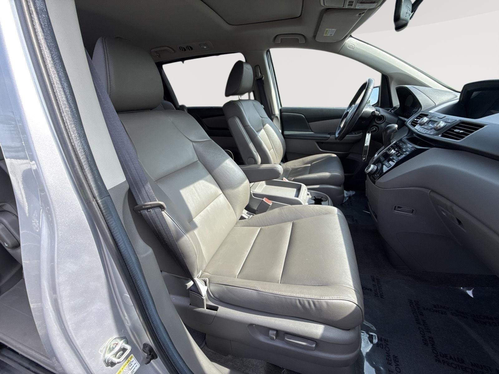 Used 2013 Alabaster Silver Metallic Honda EX-L image 29