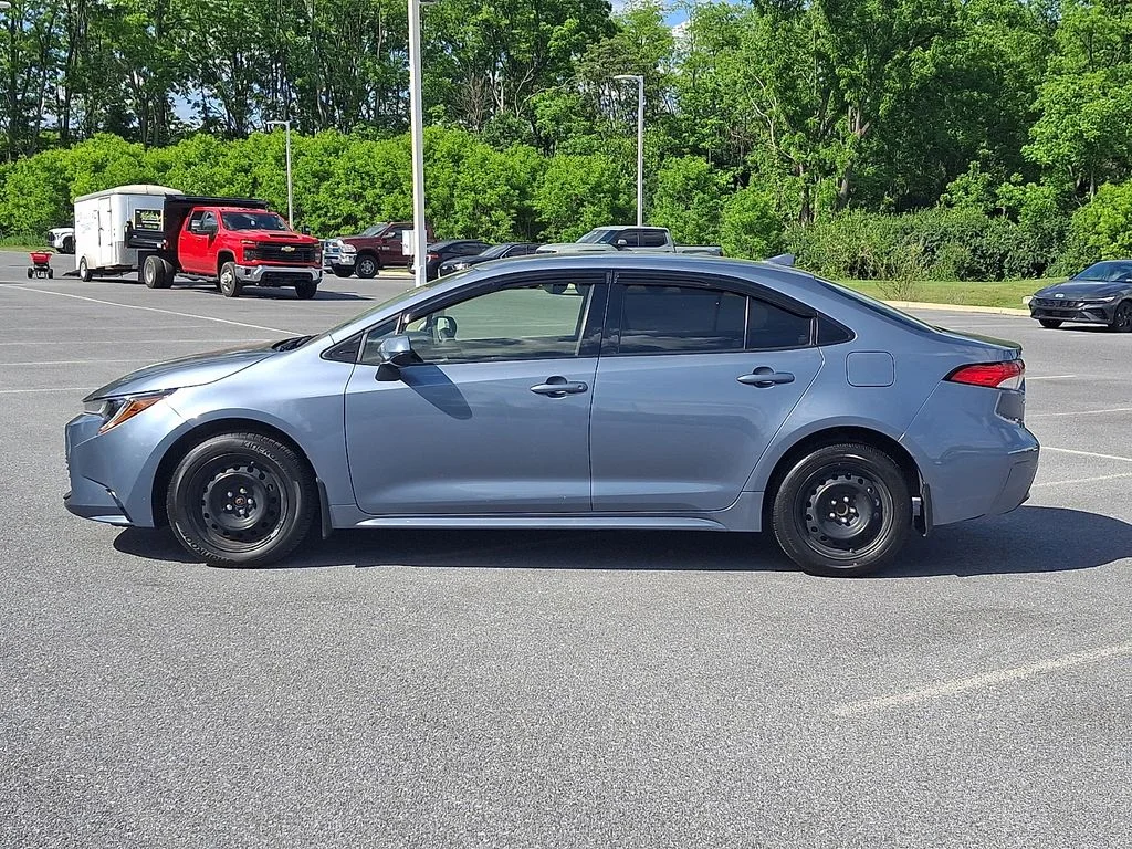 Used 2023  Toyota LE image 7