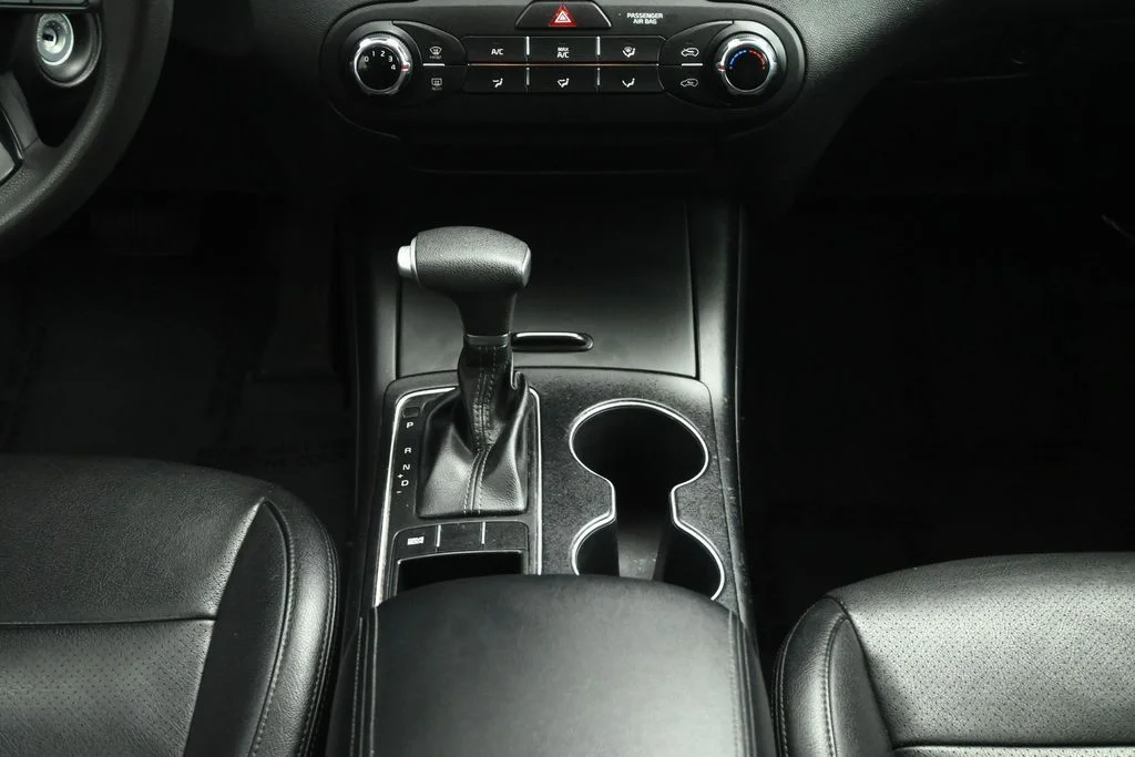 Used 2020 White Kia LX image 36