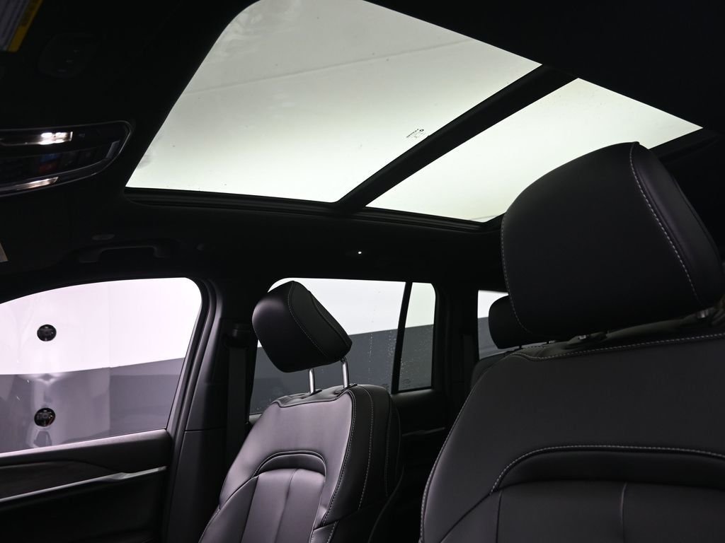 New 2026 Bright White Clear-Coat Exterior Paint Jeep Limited image 28