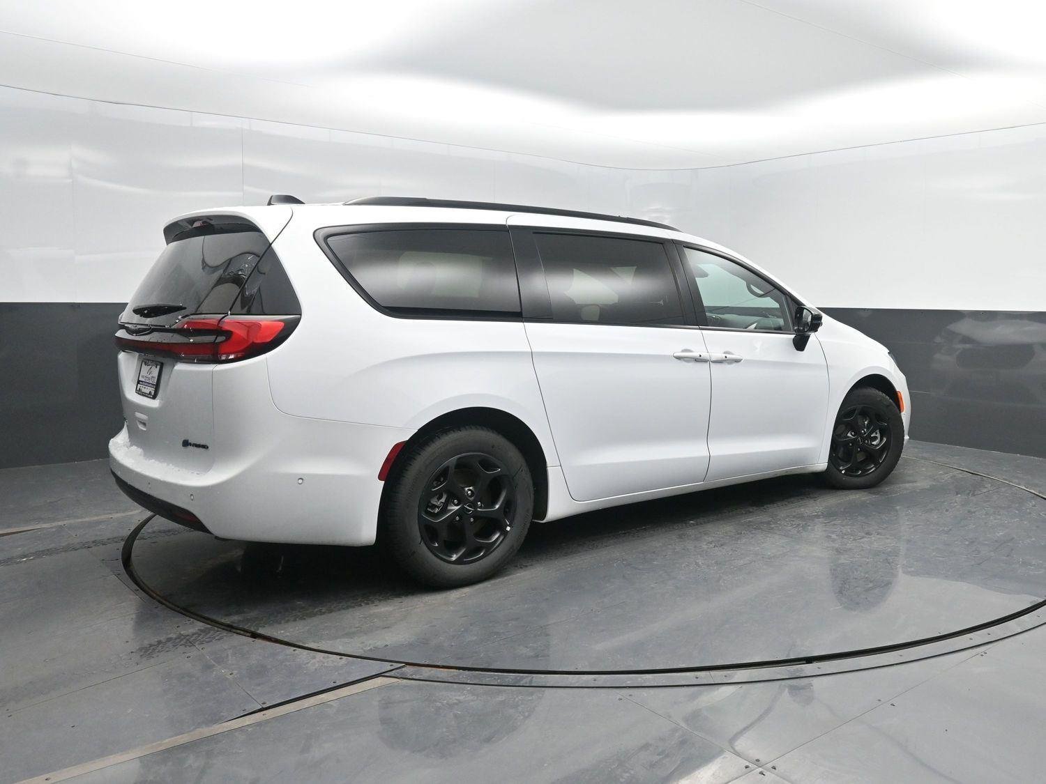 Used 2024 Chrysler Pacifica PHEV Select with VIN 2C4RC1S79RR104522 for sale in Charles City, IA