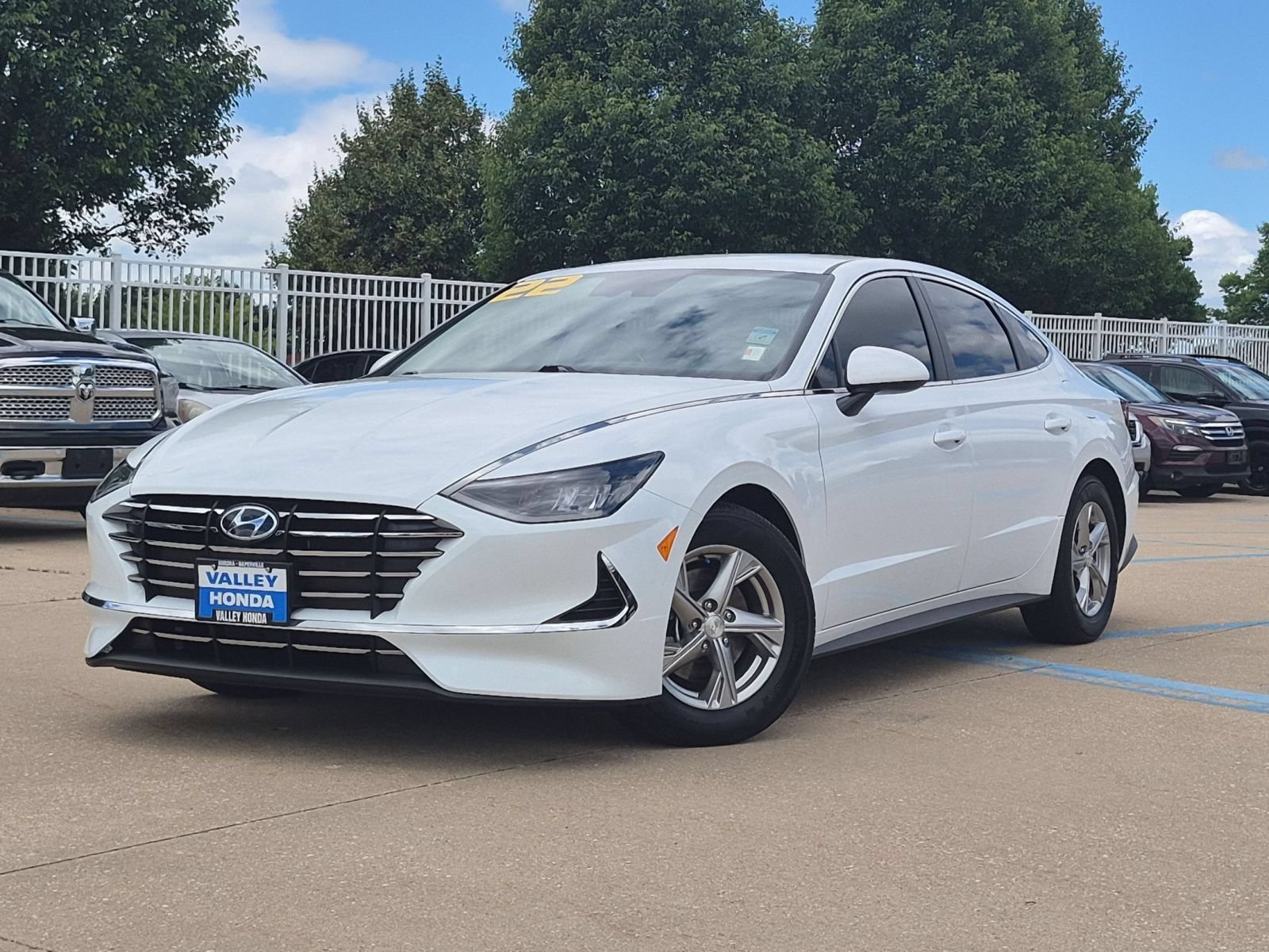 Used 2022 Quartz White Hyundai SE image 2