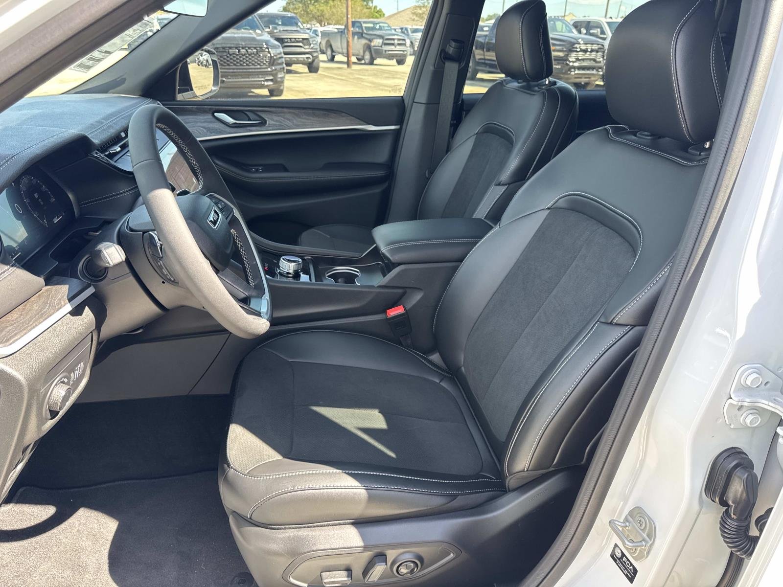 New 2026 Bright White Clear-Coat Exterior Paint Jeep Laredo Altitude image 8