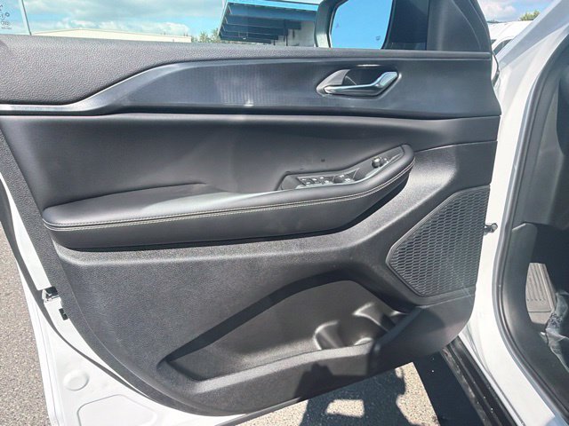 New 2026 Bright White Clear-Coat Exterior Paint Jeep Laredo X image 17
