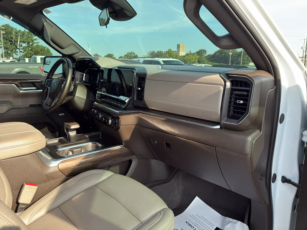 Used 2025 Summit White Chevrolet LT Trail Boss image 14