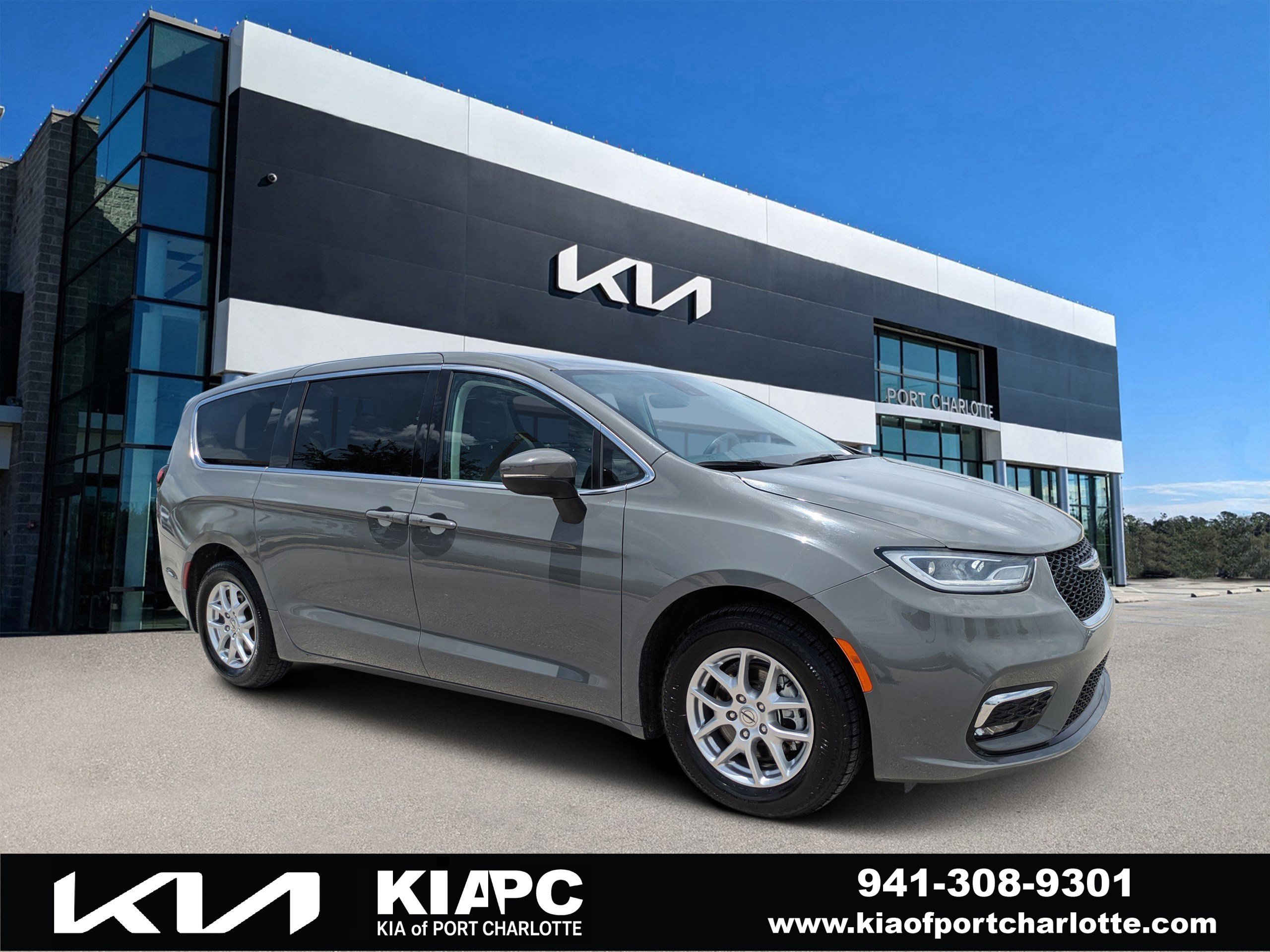 2023 Chrysler Pacifica Touring L's photo