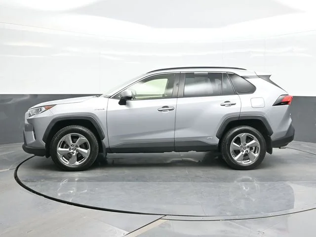 Used 2021 Silver Toyota XLE Premium image 4