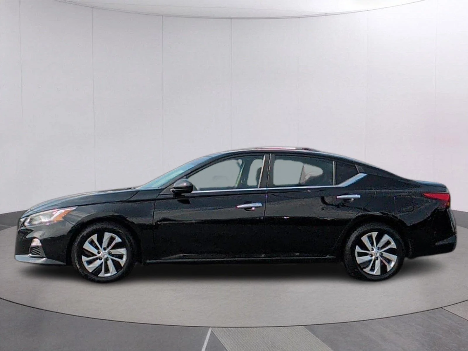 Used 2021 Glacier White Nissan 2.5 S image 2