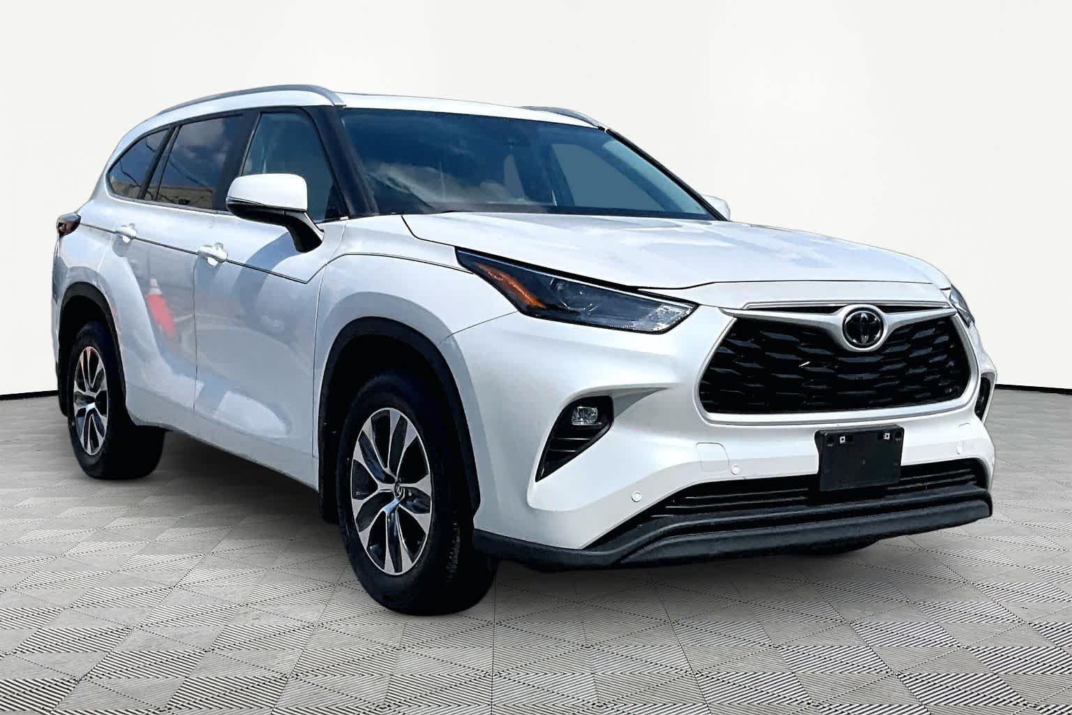 Used 2024 Wind Chill Pearl Toyota XLE image 3