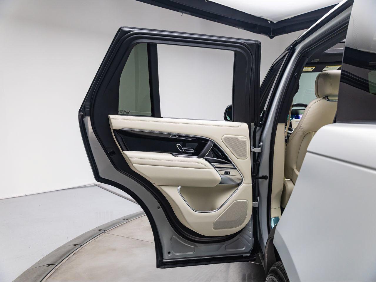 New 2026 Ethereal Frost Satin Land Rover P530 SE image 25