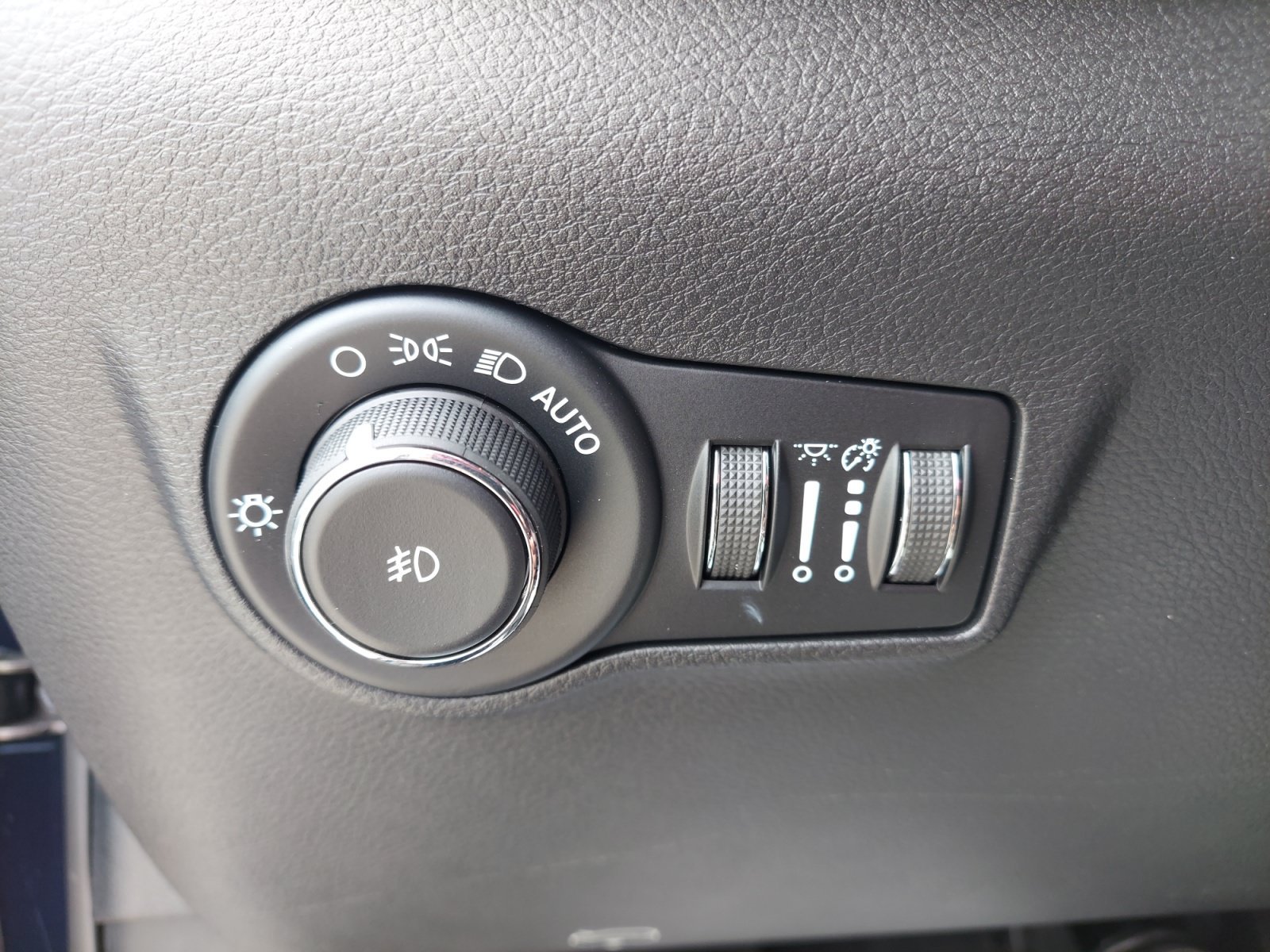 New 2026 Fathom Blue Pearl Coat Jeep Latitude Altitude image 24