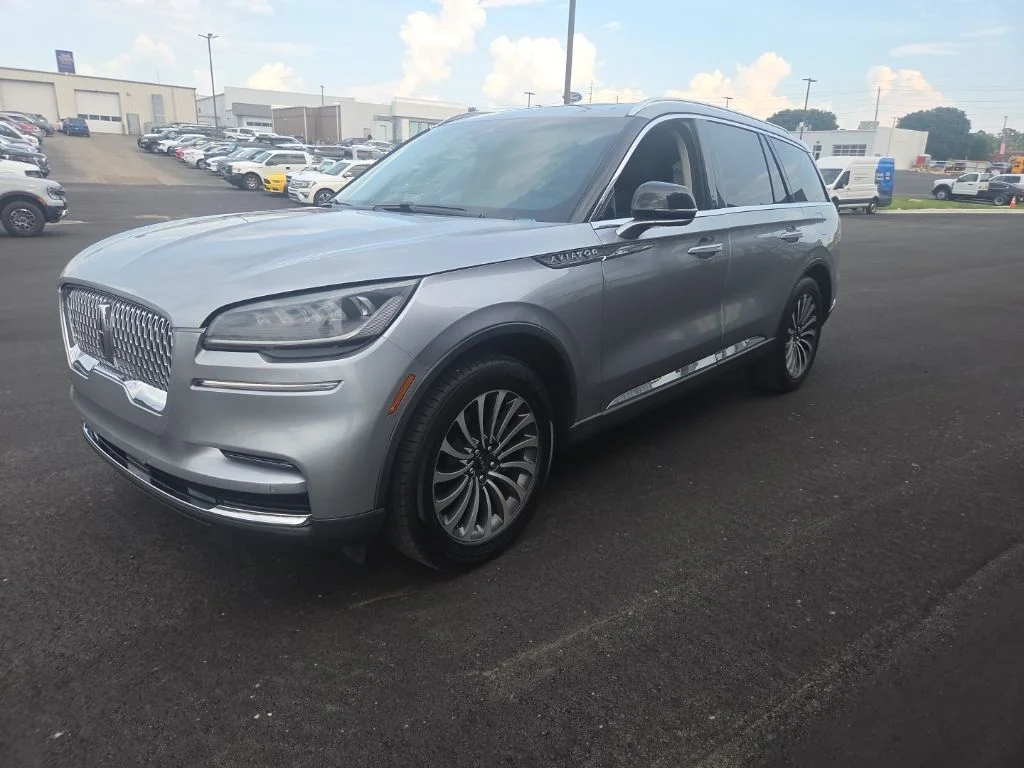 Used 2024 Silver Lincoln Premiere image 3