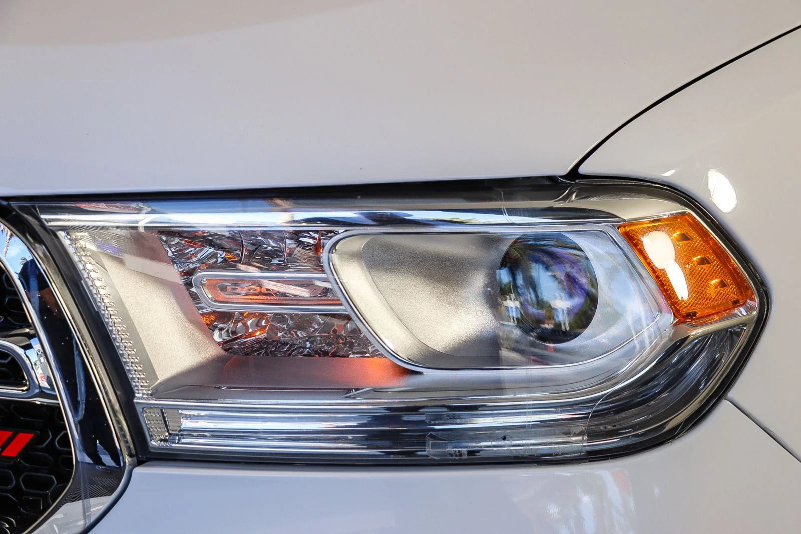 Used 2019 White Dodge SXT image 4