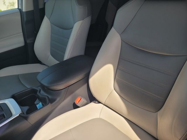 Used 2020  Toyota XLE Premium image 13