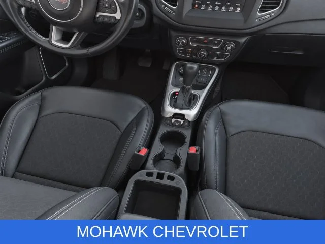 Used 2021  Jeep Latitude image 15