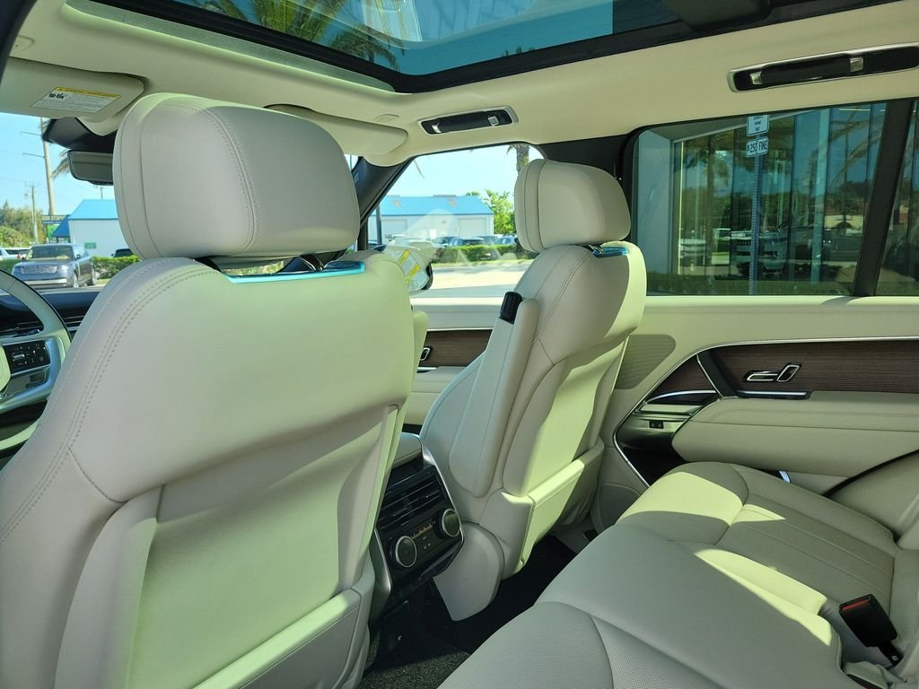 New 2026 Charente Grey LAND ROVER SE image 17
