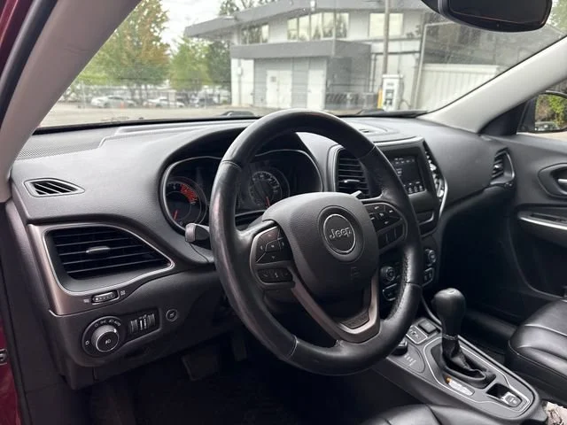 Used 2019 Velvet Red Pearlcoat Jeep Latitude Plus image 17