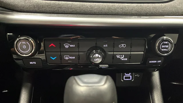 Used 2024 Silver Jeep Latitude image 16