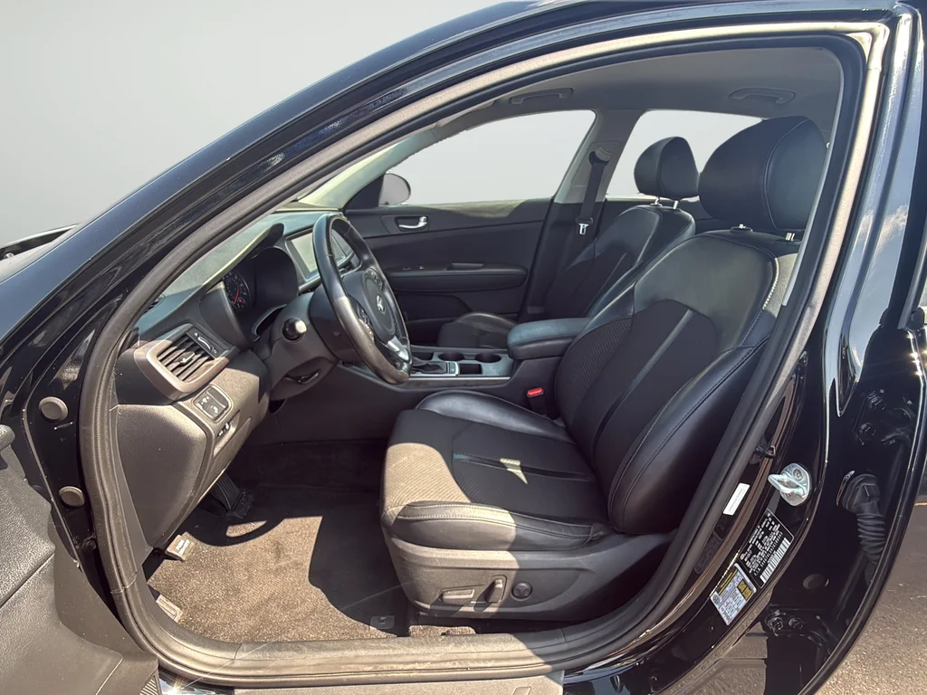 Used 2018 Black Kia S image 28