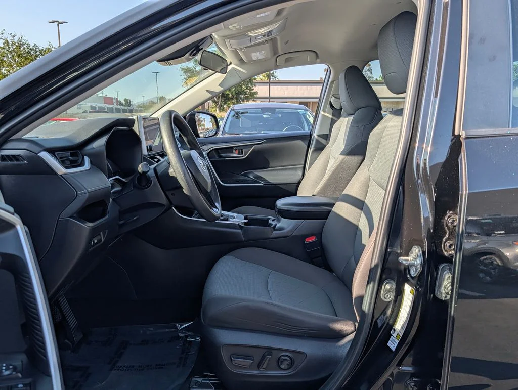 2024 Toyota RAV4 XLE - Photo 11