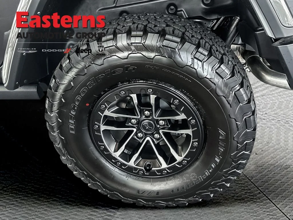 New 2026 Granite Crystal Metallic Clear-Coat Exterior Paint Jeep Moab 392 image 25