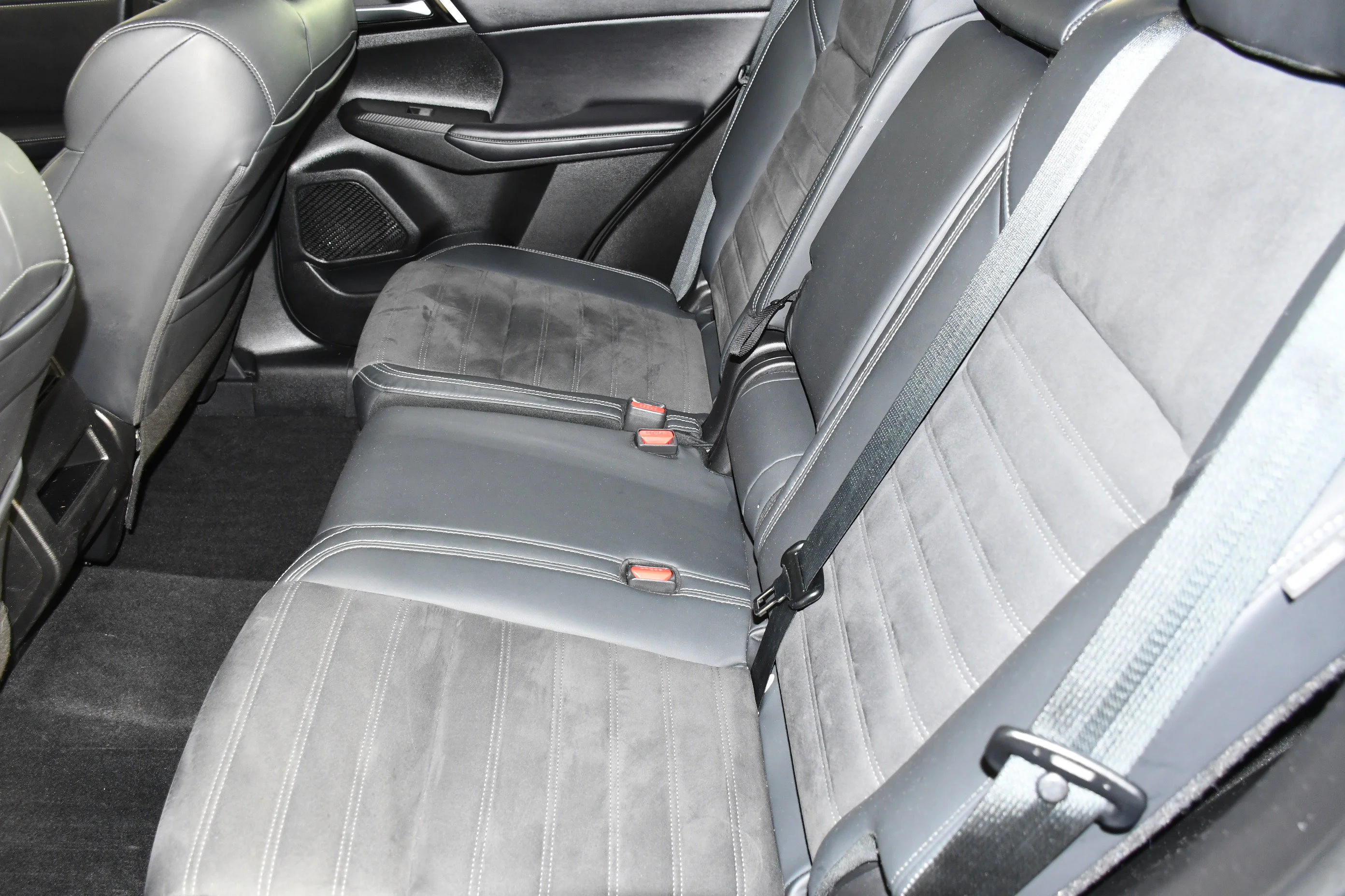 Certified Used 2023 White Diamond Mitsubishi SE image 47
