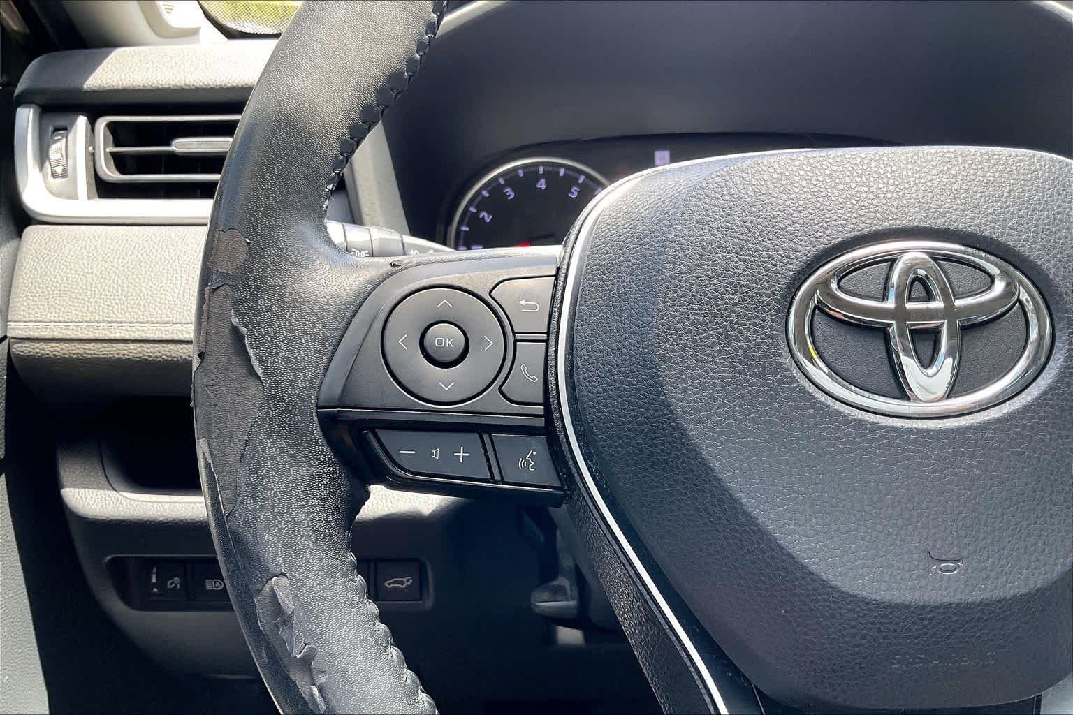 Used 2020 Magnetic Gray Metallic Toyota XLE Premium image 19