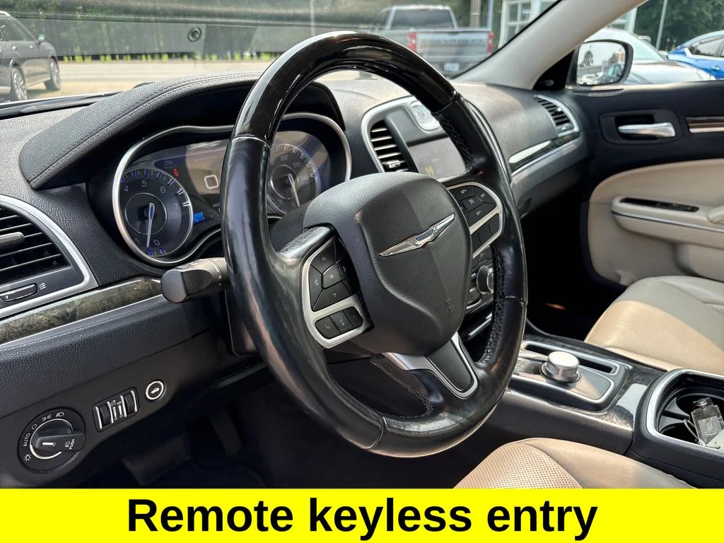 Used 2018 Silver Chrysler Limited image 18