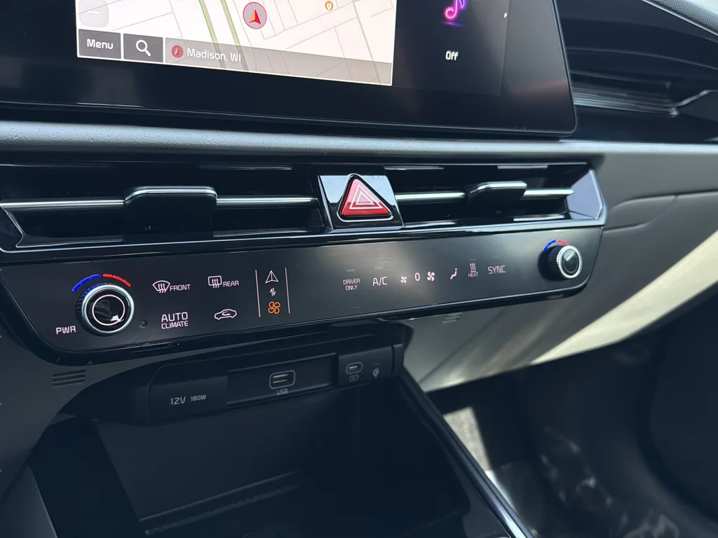 Used 2023 Snow White Pearl Kia Wave image 24