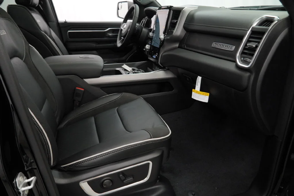 New 2027 Diamond Black Crystal Pearl-Coat Exterior Paint RAM Laramie image 34