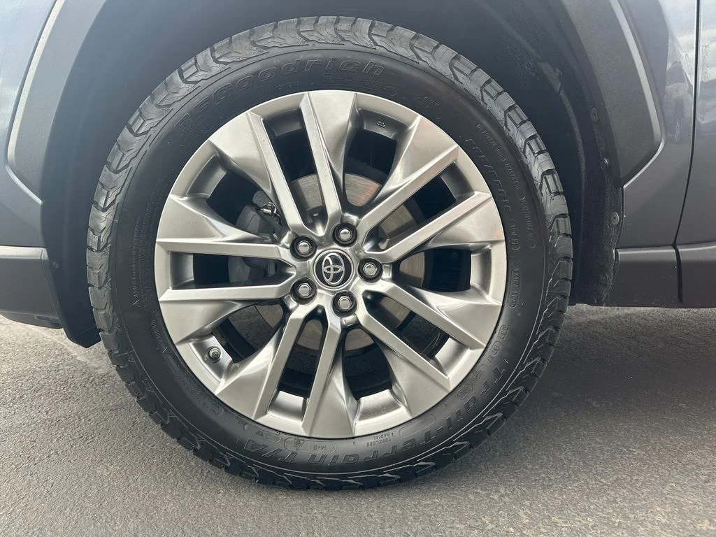 Used 2019 Gray Toyota XLE Premium image 12