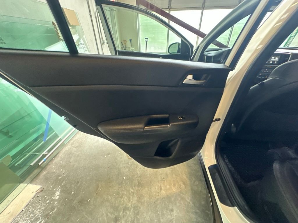 Used 2022 White Kia Nightfall image 22
