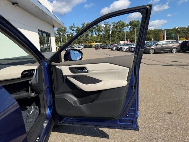Used 2021 Blue Nissan SL image 32