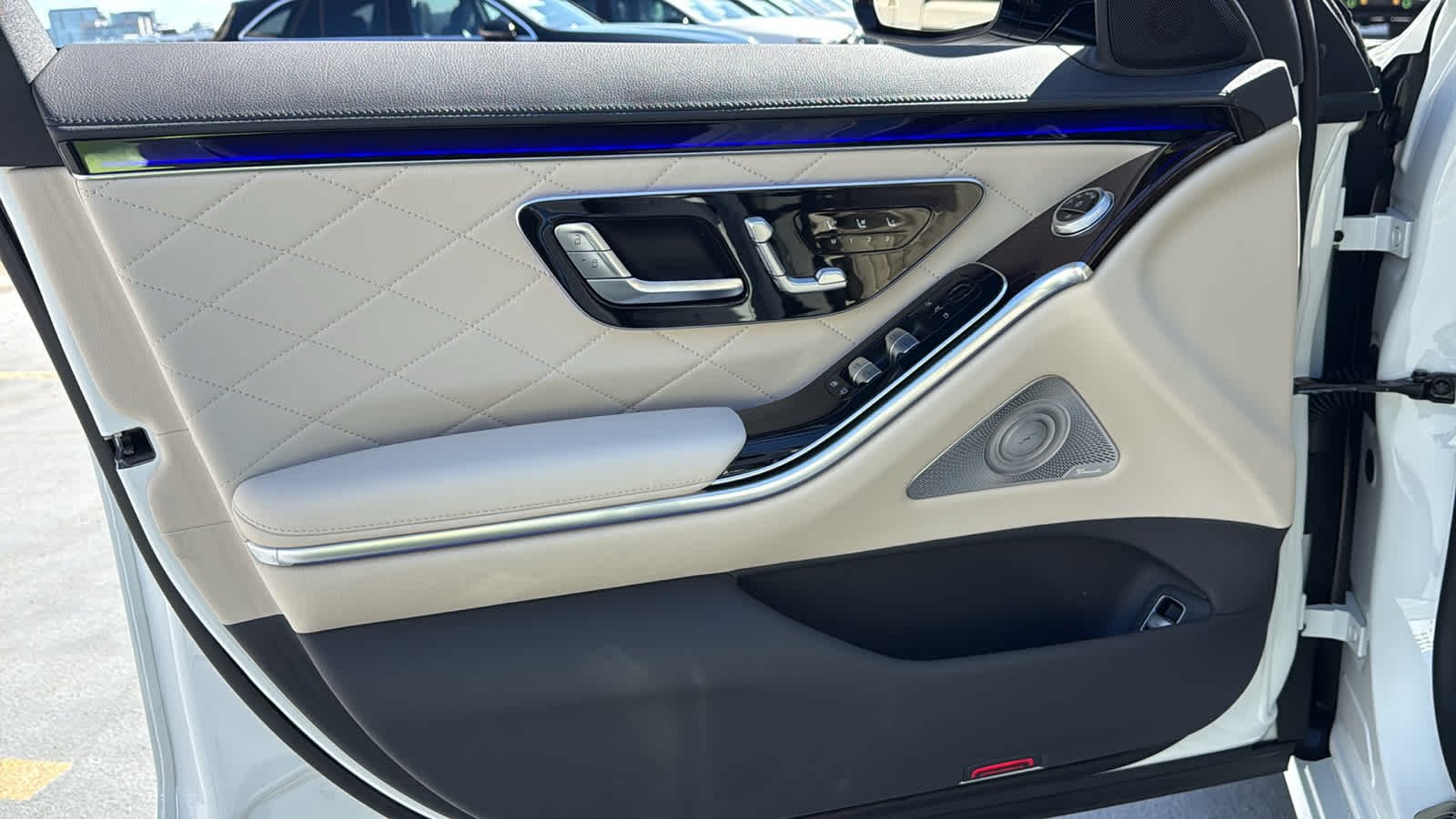 New 2026 MANUFAKTUR Moonlight White Metallic Mercedes-Benz S 580 image 16