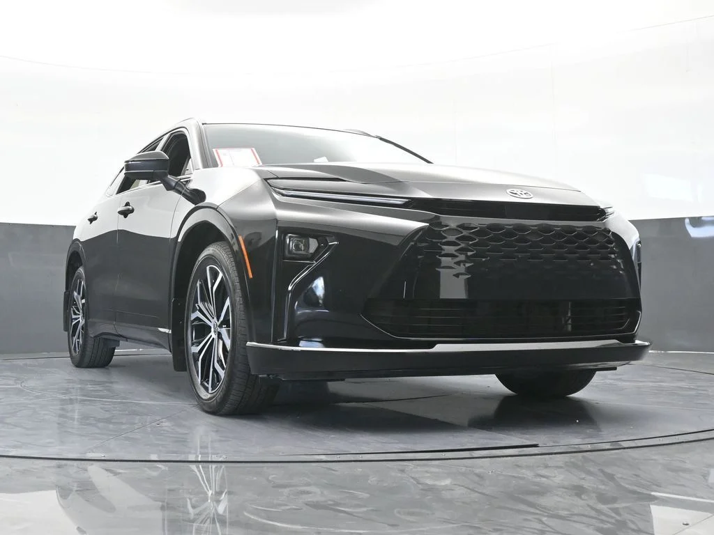 Used 2025 Black Toyota XLE image 70