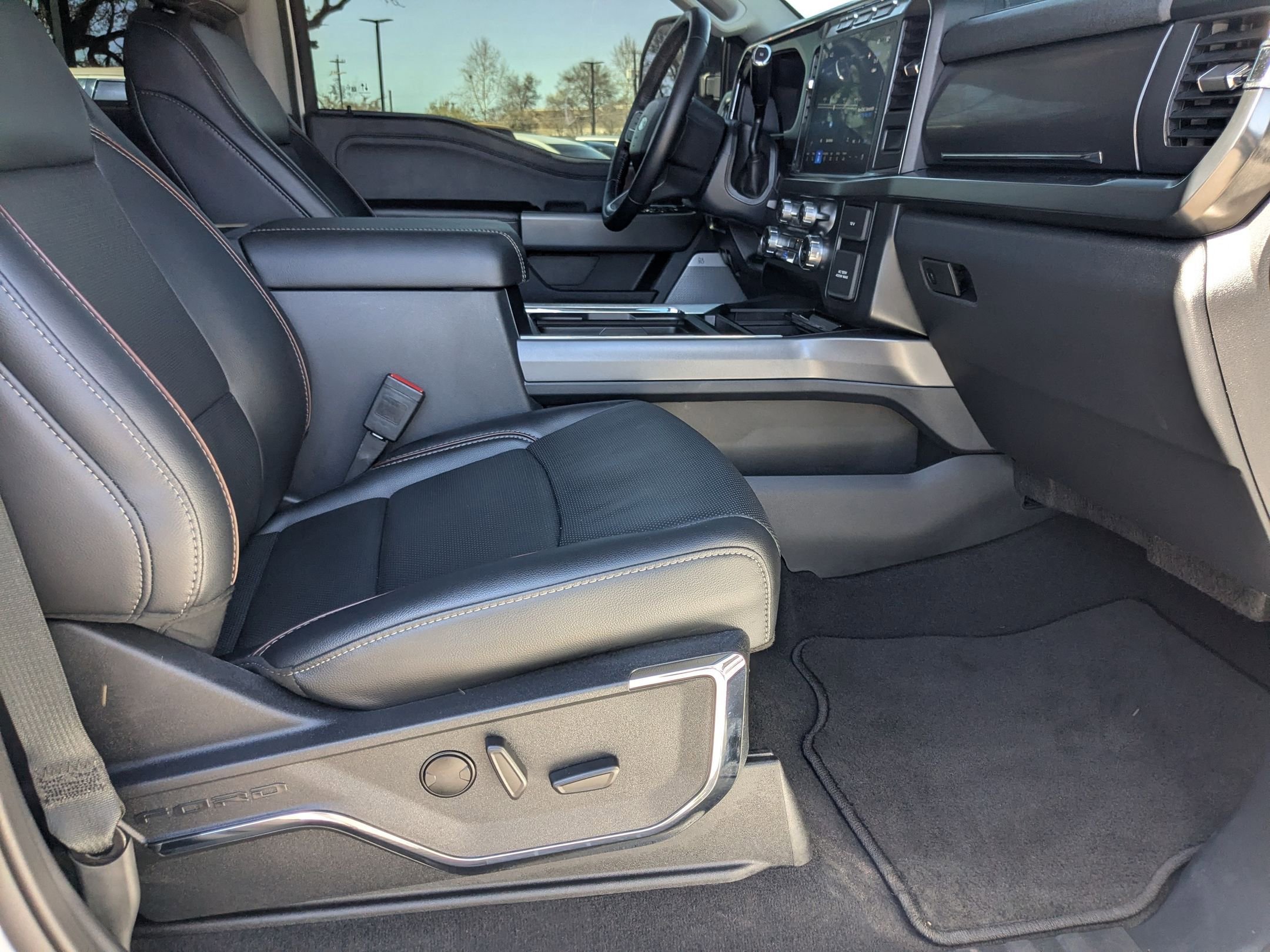 Used 2024 Oxford White Ford LARIAT image 26