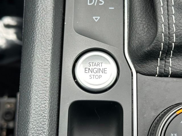 Used 2021 White Volkswagen 3.6L V6 SE w/Technology image 35