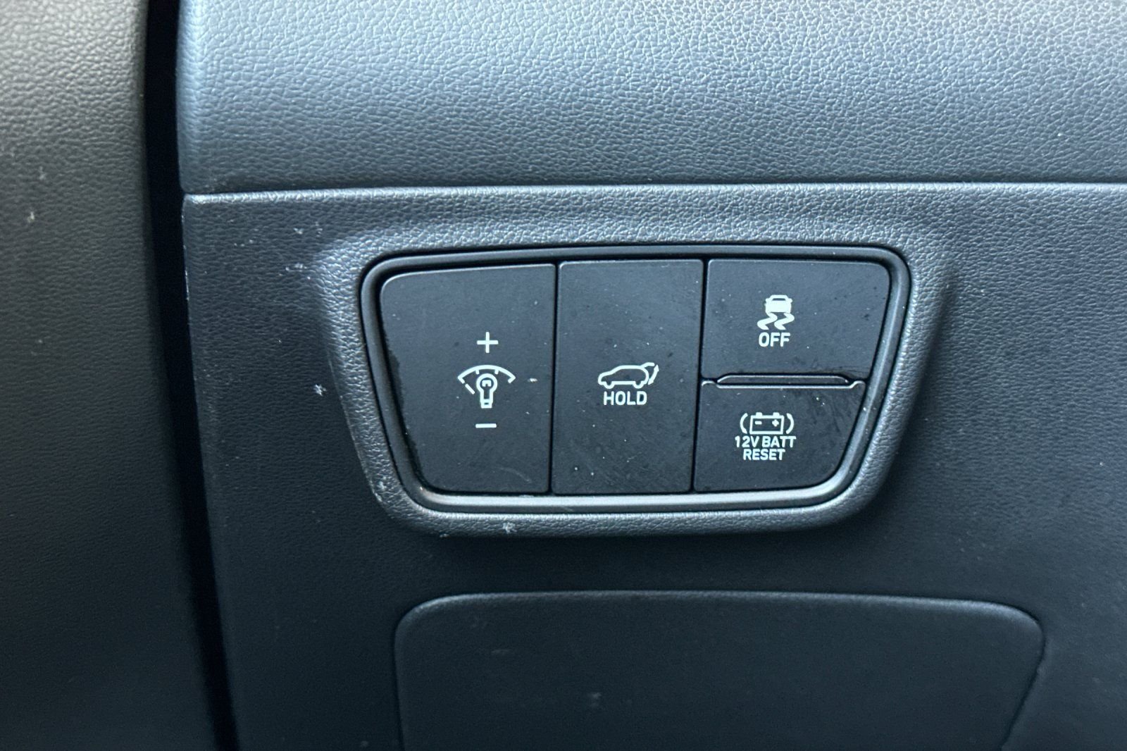 Used 2024 White Hyundai SEL Convenience image 31