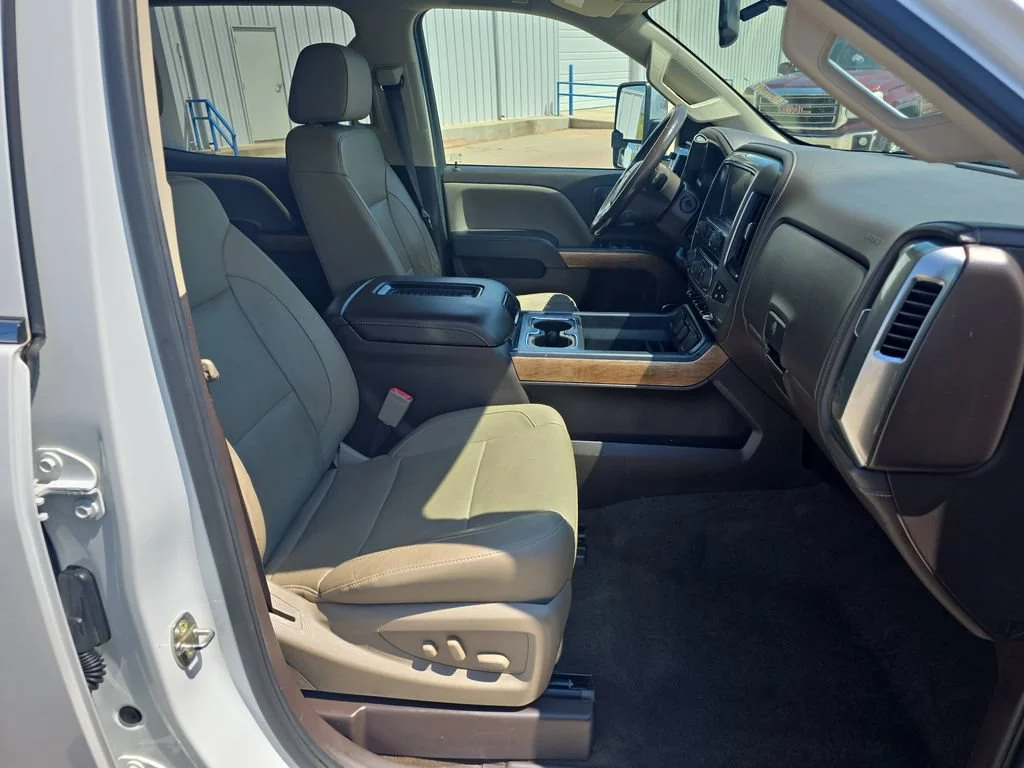 Used 2018 SUMMIT WHITE Chevrolet LTZ image 10