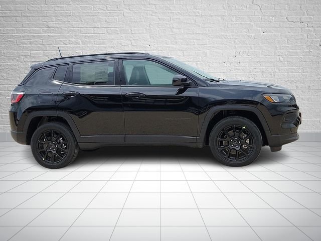 New 2026 Diamond Black Crystal Pearl-Coat Exterior Paint Jeep Latitude image 5