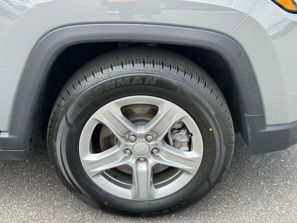 Used 2024 Sting-Gray Clearcoat Jeep Latitude 4x4 image 7