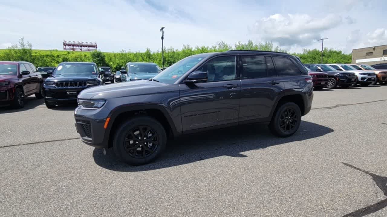 New 2026 Baltic Gray Metallic Clear-Coat Exterior Paint Jeep Laredo Altitude image 5