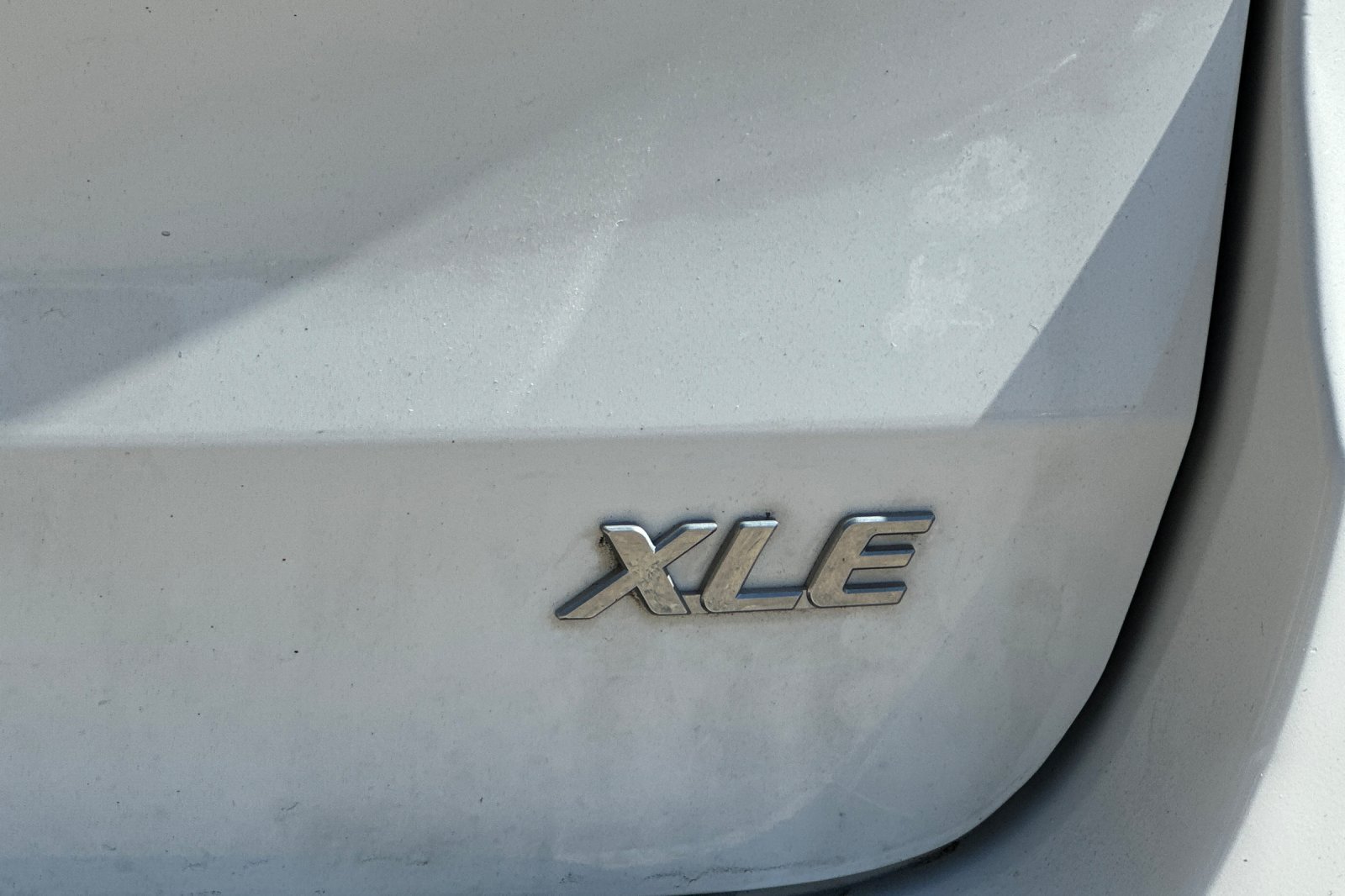 Used 2014 Super White Toyota XLE image 26