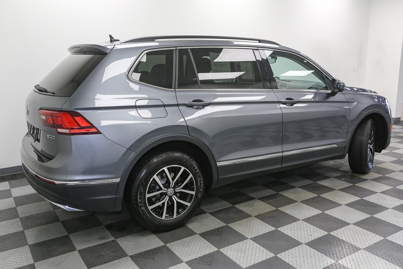 Used 2021 Platinum Gray Metallic Volkswagen SE image 10