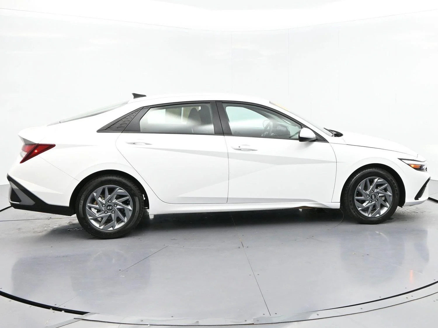 Used 2024 Serenity White Hyundai SEL image 8