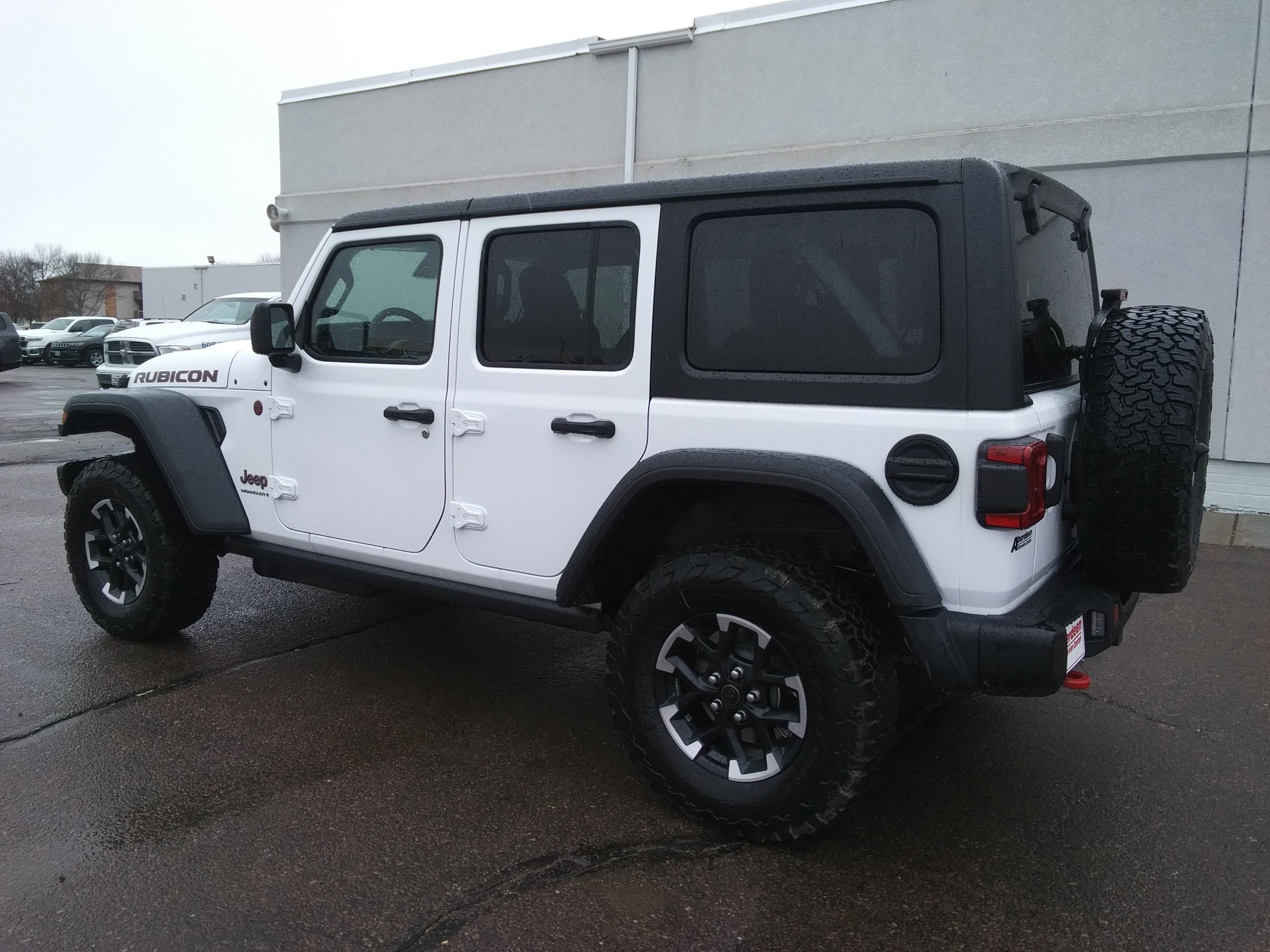 New 2026 Bright White Clear-Coat Exterior Paint Jeep Rubicon image 7