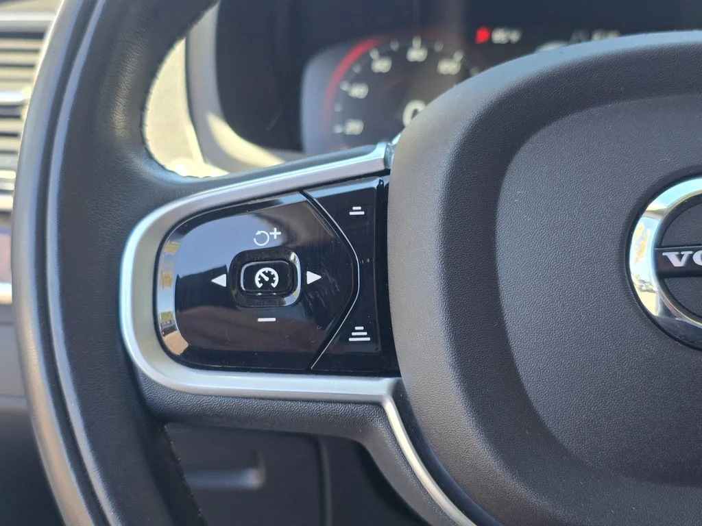 Used 2019 White Volvo T6 Momentum image 20