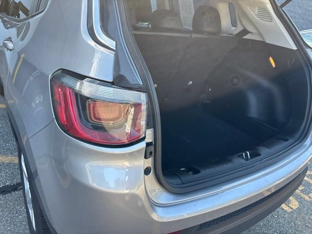 Used 2018 Billet Silver Metallic Clearcoat Jeep Latitude image 10