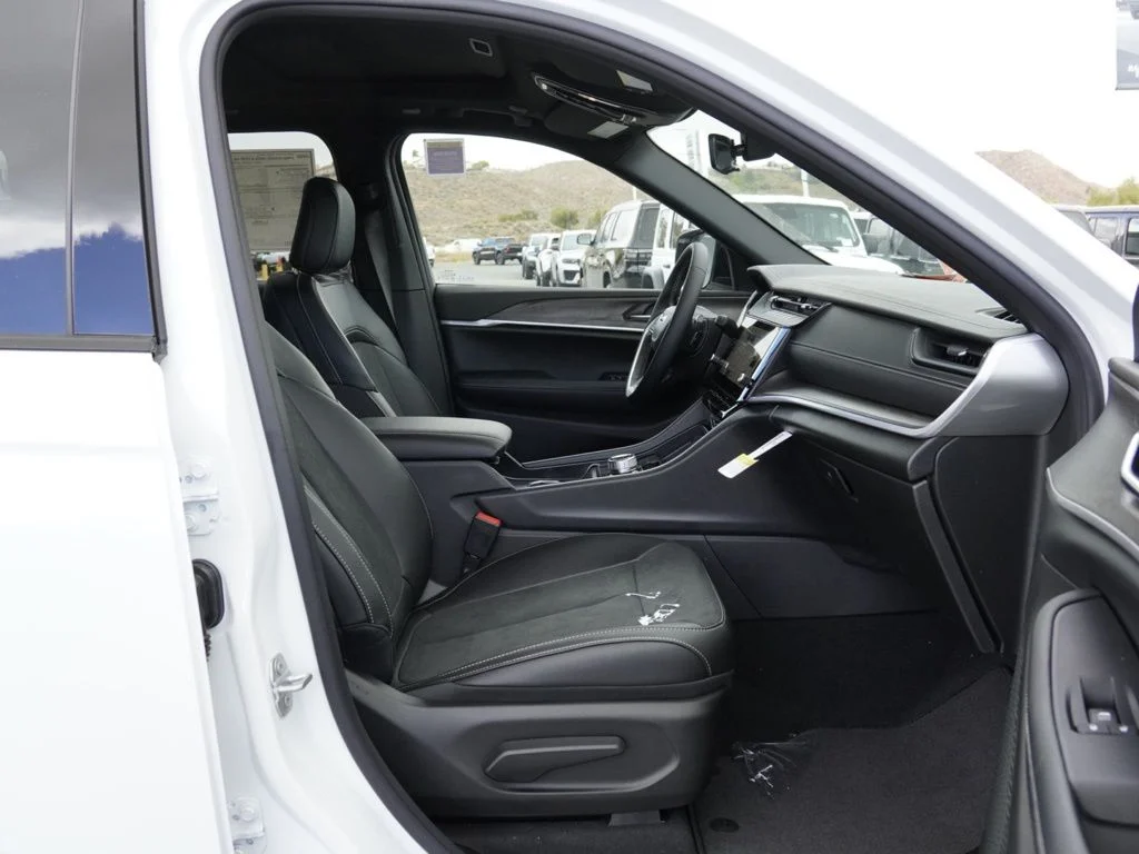 New 2026 Bright White Clear-Coat Exterior Paint Jeep Altitude image 24