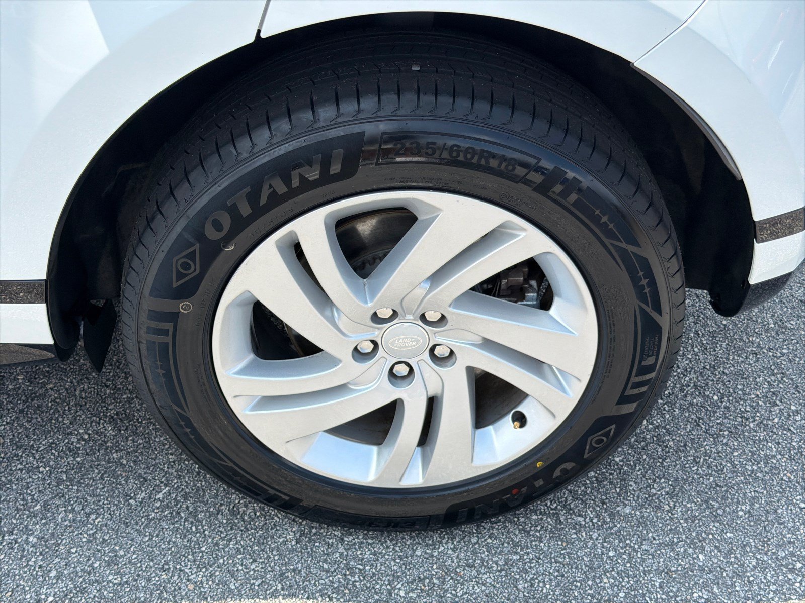 Used 2023 Fuji White Land Rover R-Dynamic S image 19